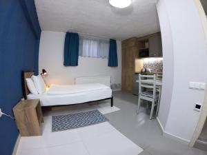 第比利斯Apart-hotel TARHUN的小房间设有床和厨房