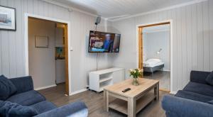 利勒哈默尔Lillehammer Camping的客厅配有2张蓝色的沙发和1张桌子
