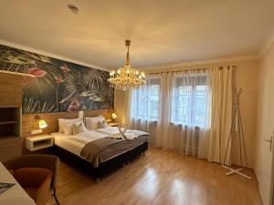 滨湖默尔比施Pension Amelie的一间卧室配有一张大床和一个吊灯。