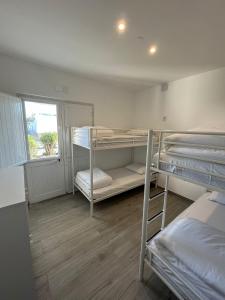 法鲁BLife Faro Beach Hostel的客房设有两张双层床和一扇窗户。