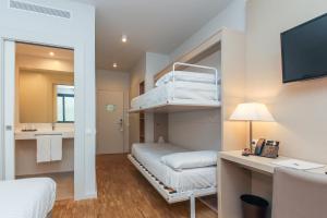 塔拉戈纳劳里亚酒店的酒店客房设有双层床和浴室。