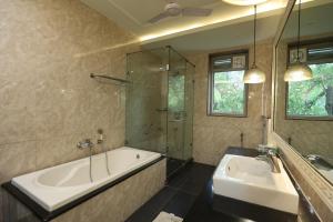 新德里R6 Luxury Peacefull & Comfortable的带浴缸、水槽和淋浴的浴室