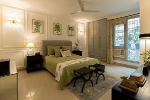 新德里R6 Luxury Peacefull & Comfortable的一间卧室配有一张床、一张桌子和一台电视。
