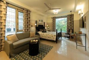 新德里R6 Luxury Peacefull & Comfortable的客厅配有沙发和1张床