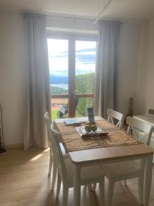 马斯诺维斯康蒂Casa Leone的一张餐桌,享有窗户的景色