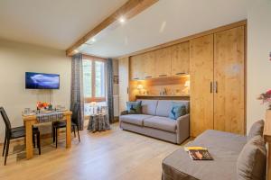 普拉吉拉托Studio Les Caribous Mountain Retreat - Happy Rentals的客厅配有沙发和桌子