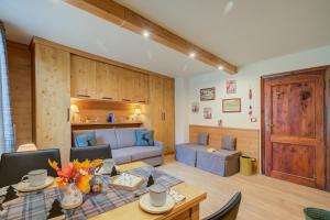 普拉吉拉托Studio Les Caribous Mountain Retreat - Happy Rentals的客厅配有沙发和桌子