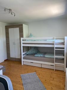 瓦尔德基兴FH Ausblick的一间卧室配有两张双层床。