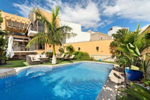 阿德耶Villa Rossella By Paramount Holidays的一座房子的院子内的游泳池