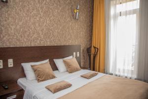 埃里温卡斯凯德酒店 的卧室内的一张带两个枕头的床