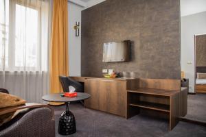 埃里温卡斯凯德酒店 的配有书桌和电视的酒店客房