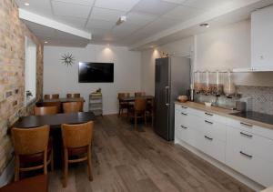 KarlholmsbrukHotell Havsporten的厨房配有冰箱和桌椅