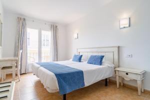 克罗姆港克罗姆港HPC旅馆的卧室配有带蓝色枕头的大型白色床