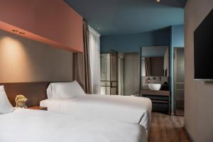 罗马EUR松树公园别墅酒店的酒店客房带两张床和一间浴室