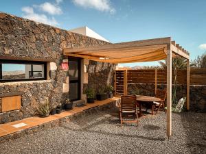 维拉韦德CASA LA BOCAINA - private villa with panorama & ocean view的露台设有天篷下的桌椅