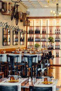 克罗姆港克罗姆港HPC旅馆的一间带桌椅和葡萄酒瓶的餐厅