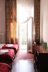索波特伊雷娜酒店的一间设有四张床的客房和一扇带窗户的门