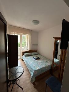 百乐·奥拉内斯蒂Casa Rosa的一间卧室配有一张床、一张桌子和一个窗户。