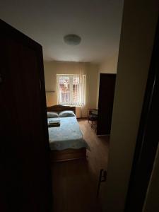 百乐·奥拉内斯蒂Casa Rosa的一间小卧室,配有床和窗户
