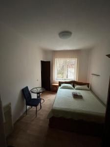 百乐·奥拉内斯蒂Casa Rosa的卧室配有1张床、1张桌子和1把椅子
