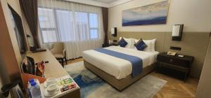 西哈努克Ocean Delight Boutique Hotel 海悦精品酒店的酒店客房设有床和窗户。