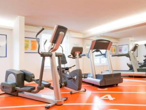 里尔诺沃特里尔中央格兰德广场酒店的一间健身房,里面配有几台跑步机