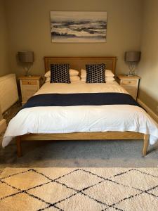 哈罗盖特The Masons Arms的一间卧室配有一张带2个床头柜的大床