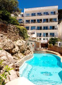 卡普里拉佛洛里迪安娜酒店的酒店前的游泳池