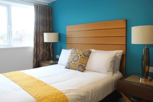 赫尔Maze apartments and rooms的一间卧室配有一张蓝色墙壁的床