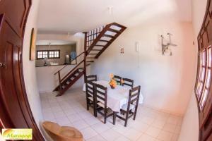 马拉戈日Privê Maragogi Residence的厨房以及带桌子和楼梯的用餐室。