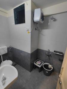 达曼Gandhi Villa的浴室配有白色卫生间和盥洗盆。