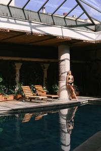 格雷梅赫比Spa酒店的站在游泳池旁的比基尼的女人