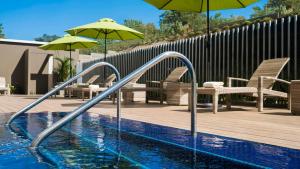 马那瓜Hyatt Place Managua的一个带水滑梯的游泳池