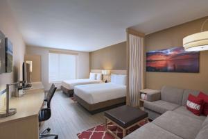 马那瓜Hyatt Place Managua的酒店客房,配有床和沙发