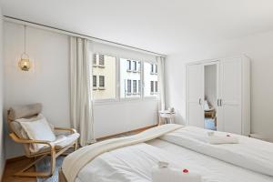 卢塞恩Bright, Central & Modern apartment的卧室配有床、椅子和窗户。