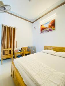 Ninh HảiHotel Aloha 2的卧室配有一张白色大床