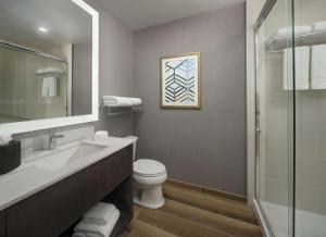 洛杉矶Hyatt House LAX Century Blvs的浴室配有卫生间、盥洗盆和淋浴。