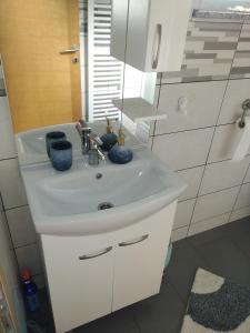 弗济内Sobe Sky的浴室设有白色水槽和镜子