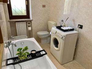 都灵Appartamento indipendente a Mirafiori Sud的浴室配有洗衣机和浴缸。