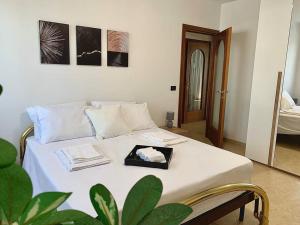 都灵Appartamento indipendente a Mirafiori Sud的一间卧室,配有一张带盘子的床