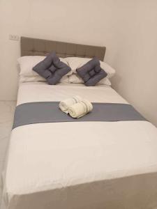 SudtunganM&M Royal Oceancrest Mactan的一张带两条毛巾和两个枕头的床