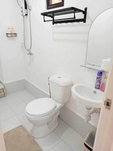 SudtunganM&M Royal Oceancrest Mactan的白色的浴室设有卫生间和水槽。