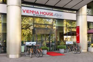 柏林Vienna House Easy by Wyndham Berlin Prenzlauer Berg的停在大楼前的一群自行车