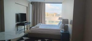 华沙特里同公园公寓的酒店客房设有床和窗户。