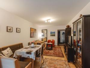 巴特霍夫加施泰因Apartment Orlic by Interhome的客厅配有沙发和桌子