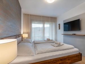 安嫩海姆Apartment Burgblick alpe maritima Ski & See-Top 26 by Interhome的一间卧室设有一张大床和大窗户