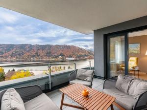 安嫩海姆Apartment Burgblick alpe maritima Ski & See-Top 26 by Interhome的客厅设有景观阳台