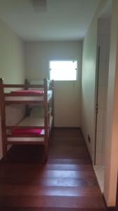 布卢梅瑙Blu Hostel的客房设有两张双层床和一扇窗户。