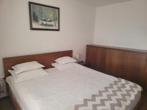 科帕奥尼克Noma Kopaonik的卧室配有一张带两个枕头的大白色床