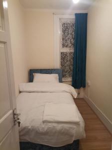 伦敦Nice Single Room near London Seven Kings Train station的一间小卧室,配有床和窗户